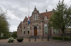 Vlag halfstok bij gemeentehuis tijdens uitvaart van tiener in Oegstgeest