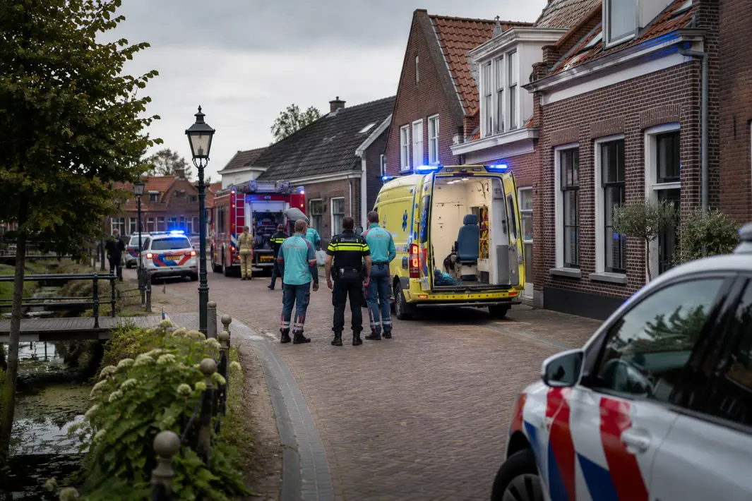 Grote inzet hulpdiensten bij medisch noodgeval in woning aan de Watersteeg