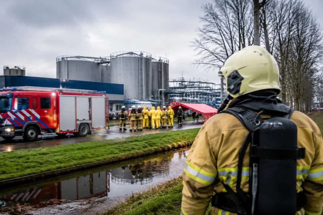 Hulpdiensten in actie na melding gevaarlijke stoffen bij bedrijf in Leiden