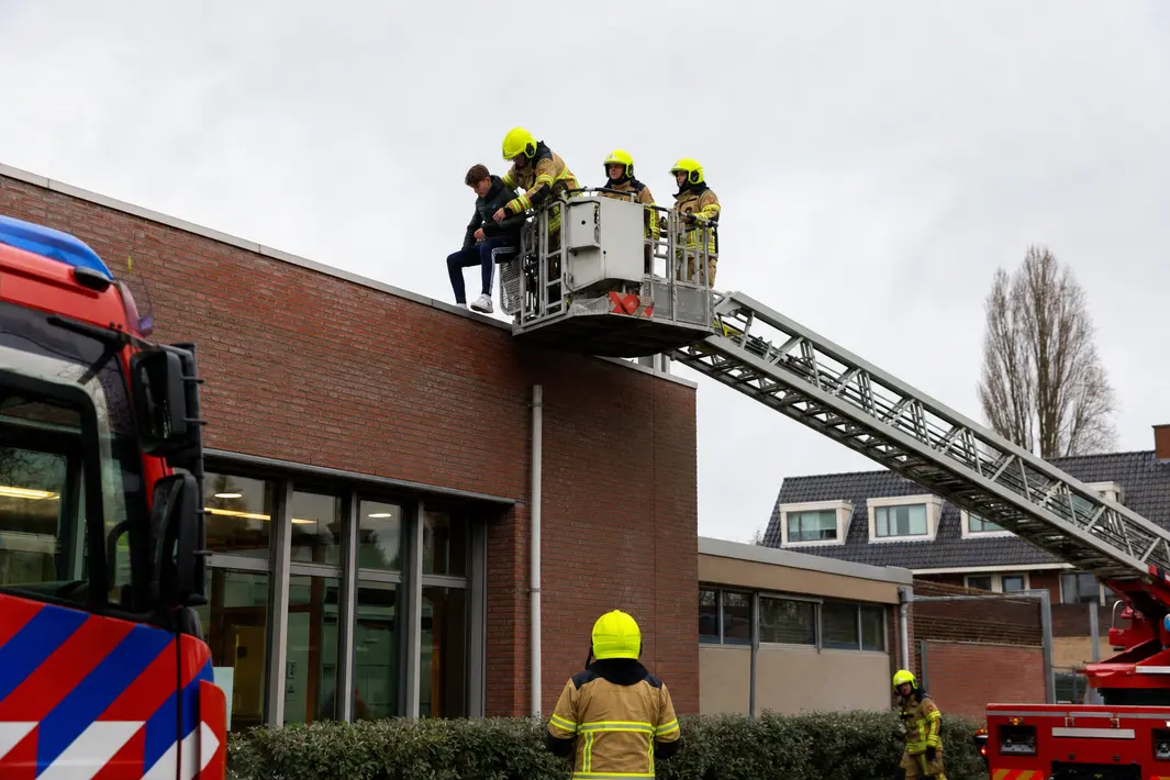 Jongen van dak sporthal gered door brandweer in Leiderdorp