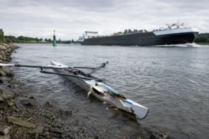 Roeiboot raakt beschadigd na aanvaring met binnenvaartschip op de Rijn
