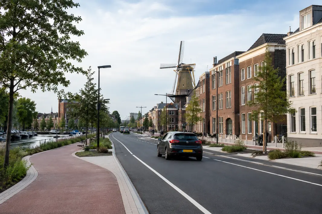 Jan van Houtkade in Leiden na herinrichting weer open voor verkeer