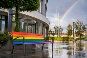 Nieuwe regenboogbank geplaatst bij gemeentehuis in Leiderdorp